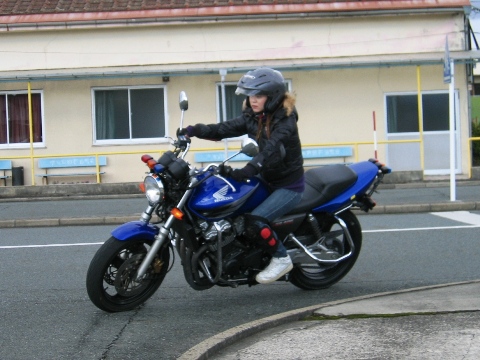 Cb400sfと女性ライダー 山口県宇部市の自動車学校 西日本自動車学校
