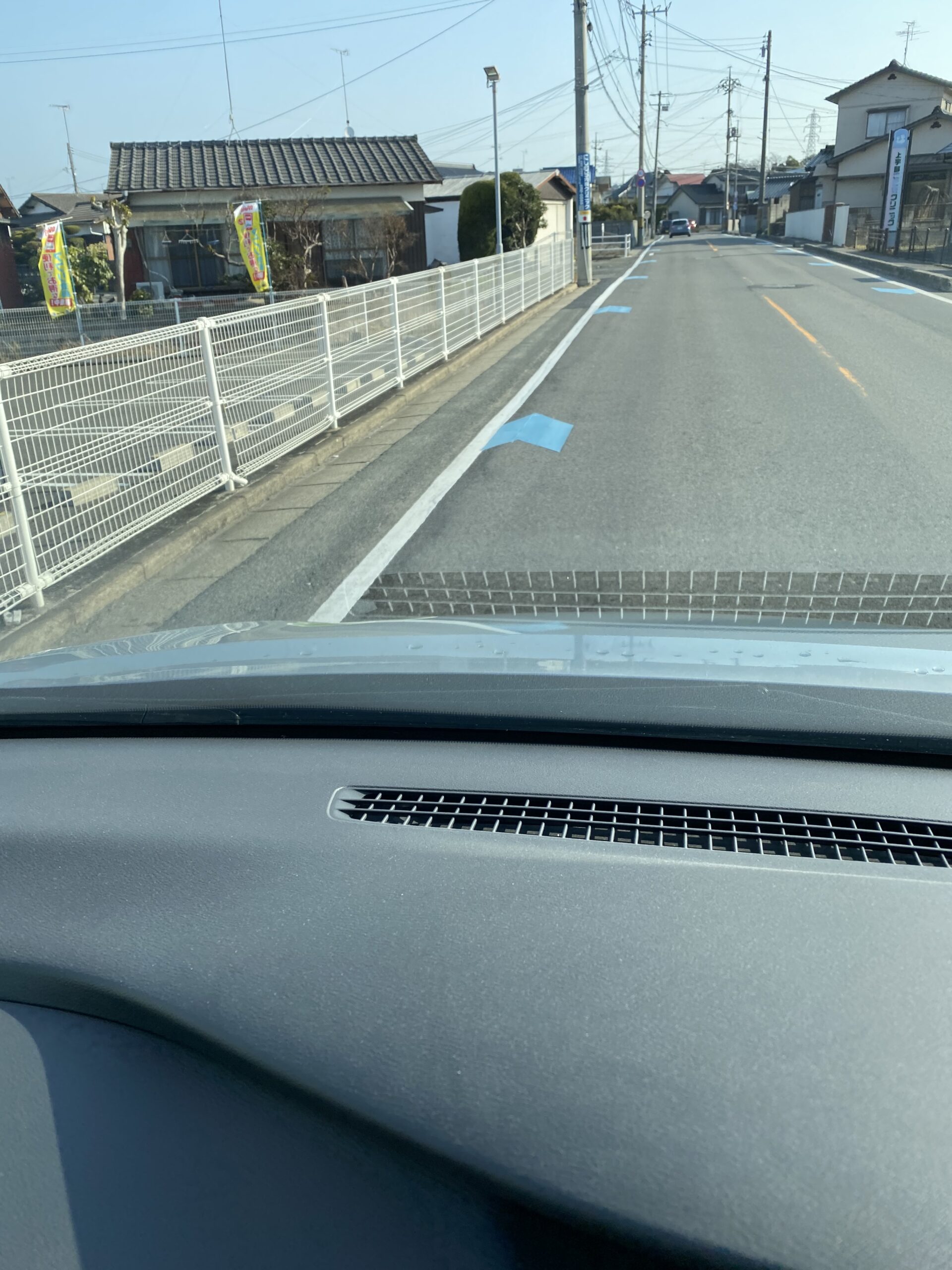 道路の青い矢印 山口県宇部市の自動車学校 西日本自動車学校